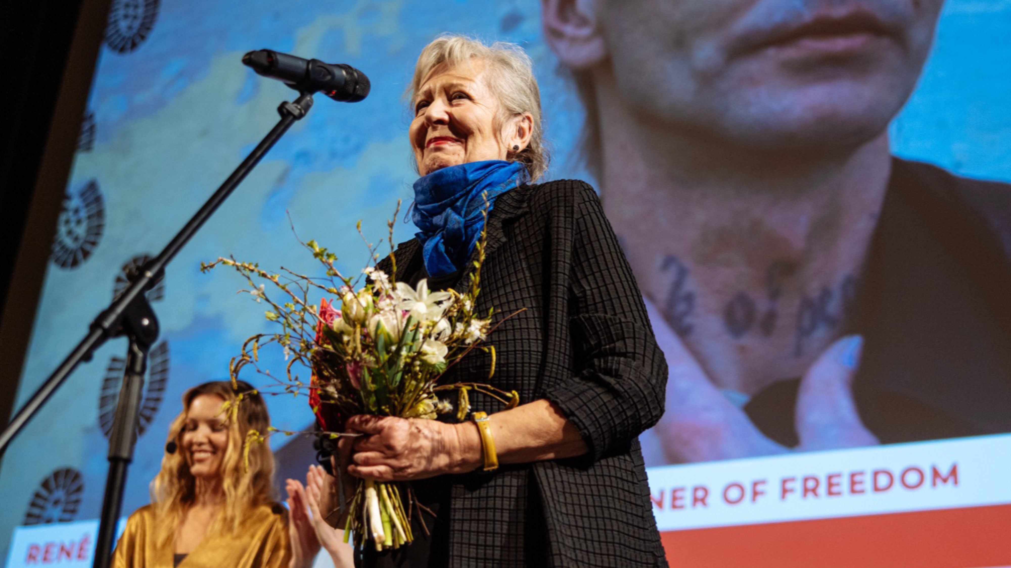 Režisérka Helena Třeštíková na pódiu přebírá cenu za svůj film René – Vězeň svobody.