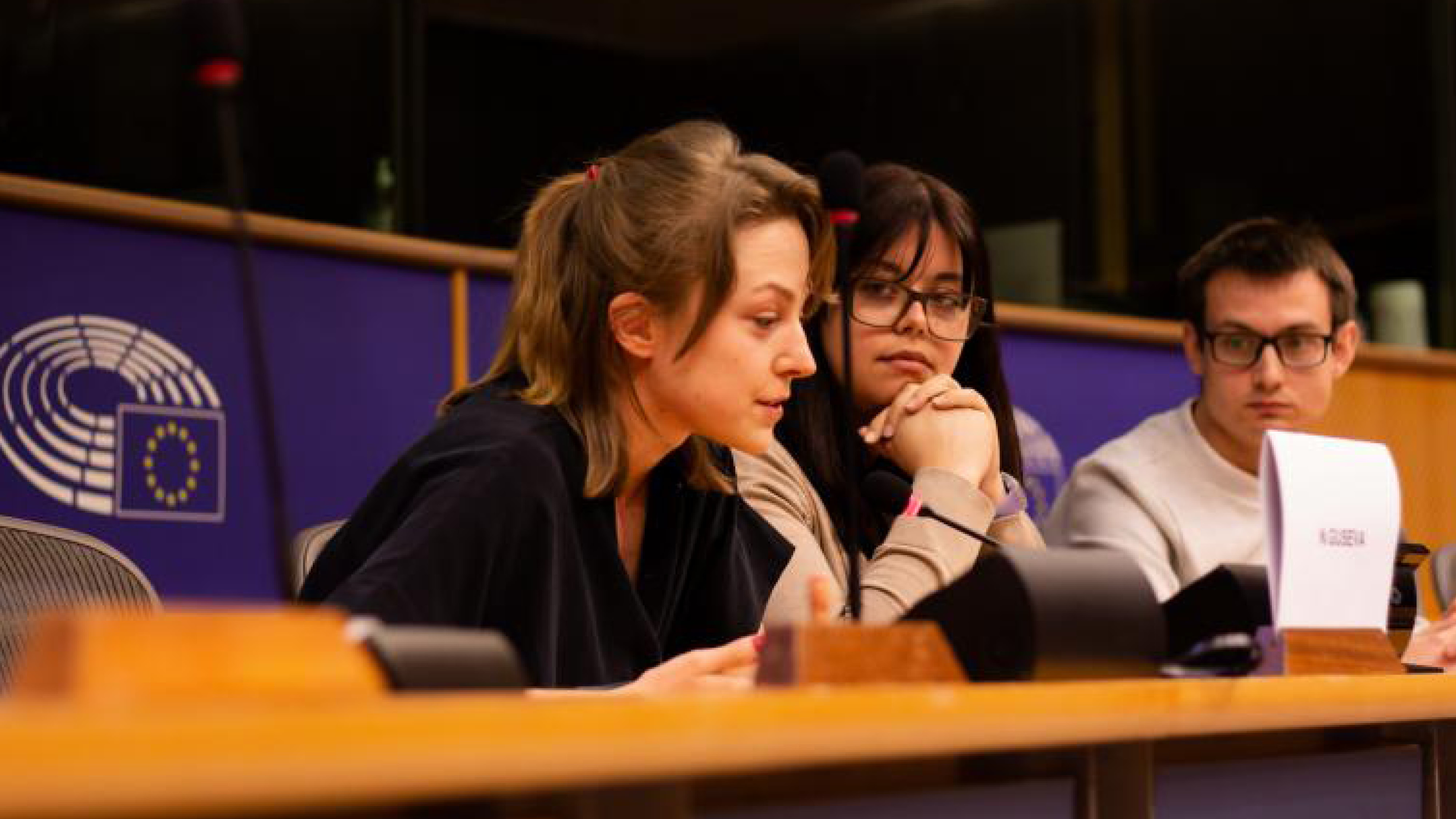 Režisérka Nina Guseva hovoří v Evropském parlamentu