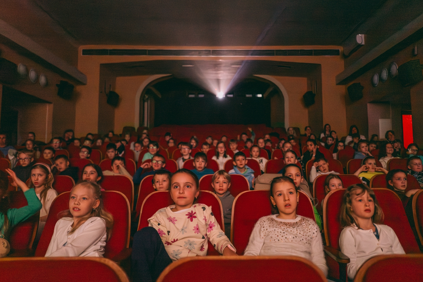 Děti sedí v kině a sledují film.